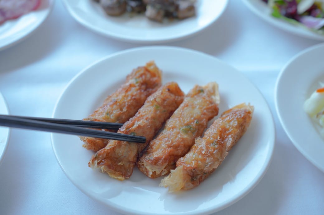 雀客藏居台北陽明山溫泉飯店｜雀客藏居藏粵閣自助式早餐吃到飽，坐在游泳池畔吃三個小時的自助早餐