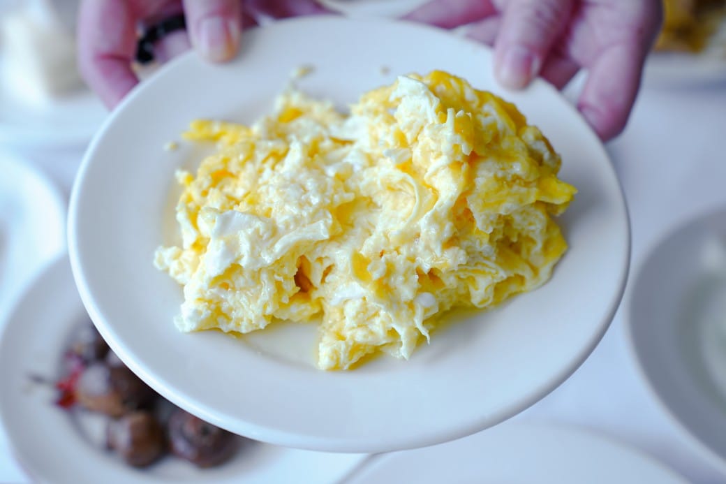 雀客藏居台北陽明山溫泉飯店｜雀客藏居藏粵閣自助式早餐吃到飽，坐在游泳池畔吃三個小時的自助早餐