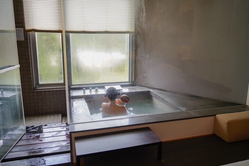 台北陽明山溫泉飯店推薦｜雀客藏居，稀有的白磺泉有大眾池以及個人湯屋，山泉水泳池，自助早餐也很推薦！