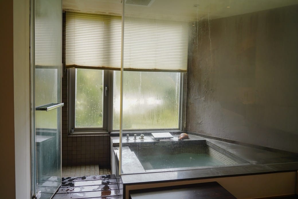 台北陽明山溫泉飯店推薦｜雀客藏居，稀有的白磺泉有大眾池以及個人湯屋，山泉水泳池，自助早餐也很推薦！