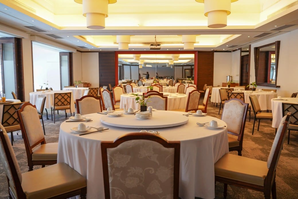 台北陽明山溫泉飯店推薦｜雀客藏居，稀有的白磺泉有大眾池以及個人湯屋，山泉水泳池，自助早餐也很推薦！