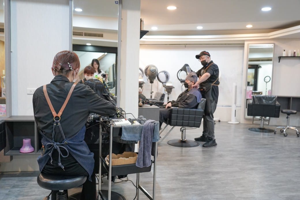 板橋染髮推薦｜Wor hair 府中店女生不分長度染燙不用再加價超級划算的，燙髮護髮染髮推薦，剪髮只要250！