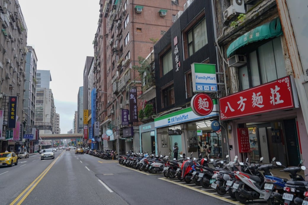 凱薩西餐牛排|一週只開三天隱藏在二樓的牛排館,還有熱食沙拉冰淇淋吃到飽,外加飲料無限暢飲! - 第4張圖 凱薩西餐牛排|一週只開三天隱藏在二樓的牛排館,還有熱食沙拉冰淇淋吃到飽,外加飲料無限暢飲!