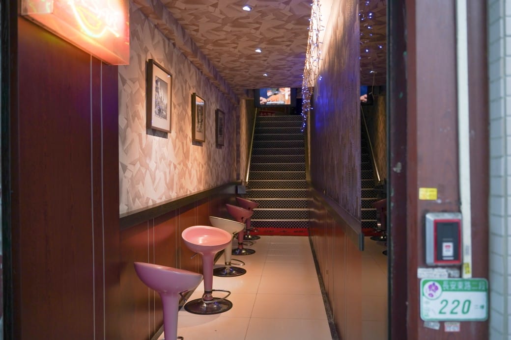 凱薩西餐牛排|一週只開三天隱藏在二樓的牛排館,還有熱食沙拉冰淇淋吃到飽,外加飲料無限暢飲! - 第6張圖 凱薩西餐牛排|一週只開三天隱藏在二樓的牛排館,還有熱食沙拉冰淇淋吃到飽,外加飲料無限暢飲!