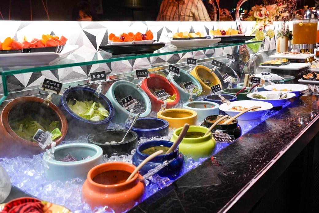 凱薩西餐牛排｜一週只開三天隱藏在二樓的牛排館，還有熱食沙拉冰淇淋吃到飽，外加飲料無限暢飲！