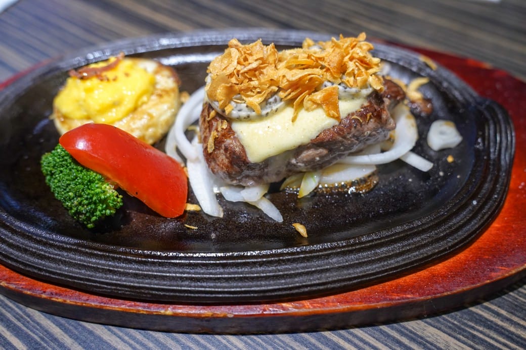 凱薩西餐牛排｜一週只開三天隱藏在二樓的牛排館，還有熱食沙拉冰淇淋吃到飽，外加飲料無限暢飲！