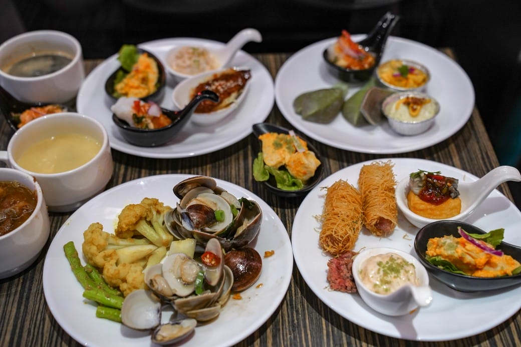 凱薩西餐牛排｜一週只開三天隱藏在二樓的牛排館，還有熱食沙拉冰淇淋吃到飽，外加飲料無限暢飲！