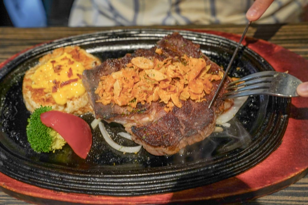 凱薩西餐牛排|一週只開三天隱藏在二樓的牛排館,還有熱食沙拉冰淇淋吃到飽,外加飲料無限暢飲! - 第49張圖 凱薩西餐牛排|一週只開三天隱藏在二樓的牛排館,還有熱食沙拉冰淇淋吃到飽,外加飲料無限暢飲!