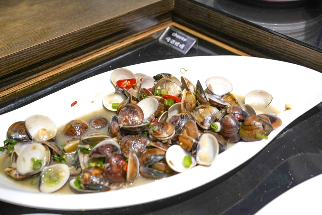 凱薩西餐牛排｜一週只開三天隱藏在二樓的牛排館，還有熱食沙拉冰淇淋吃到飽，外加飲料無限暢飲！