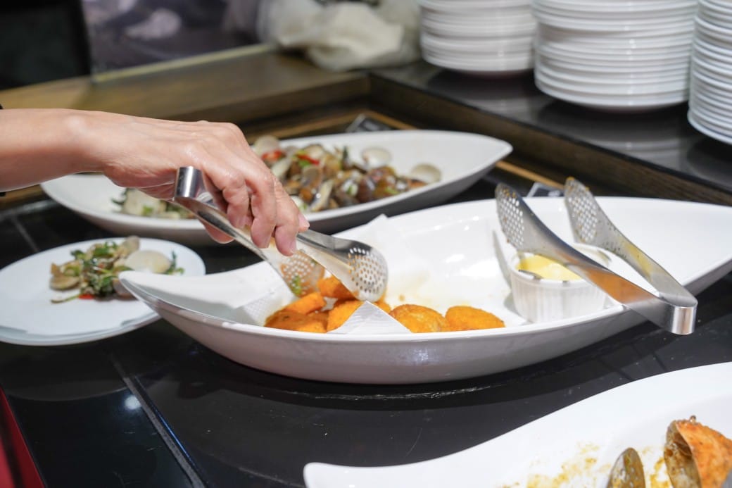 凱薩西餐牛排｜一週只開三天隱藏在二樓的牛排館，還有熱食沙拉冰淇淋吃到飽，外加飲料無限暢飲！