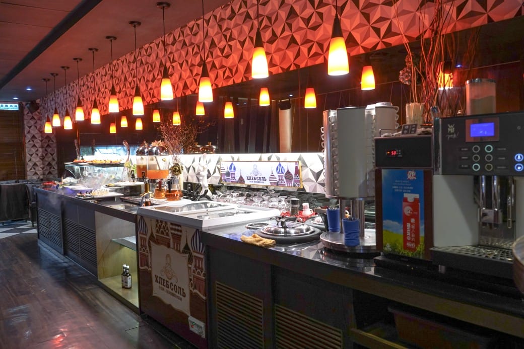 凱薩西餐牛排｜一週只開三天隱藏在二樓的牛排館，還有熱食沙拉冰淇淋吃到飽，外加飲料無限暢飲！