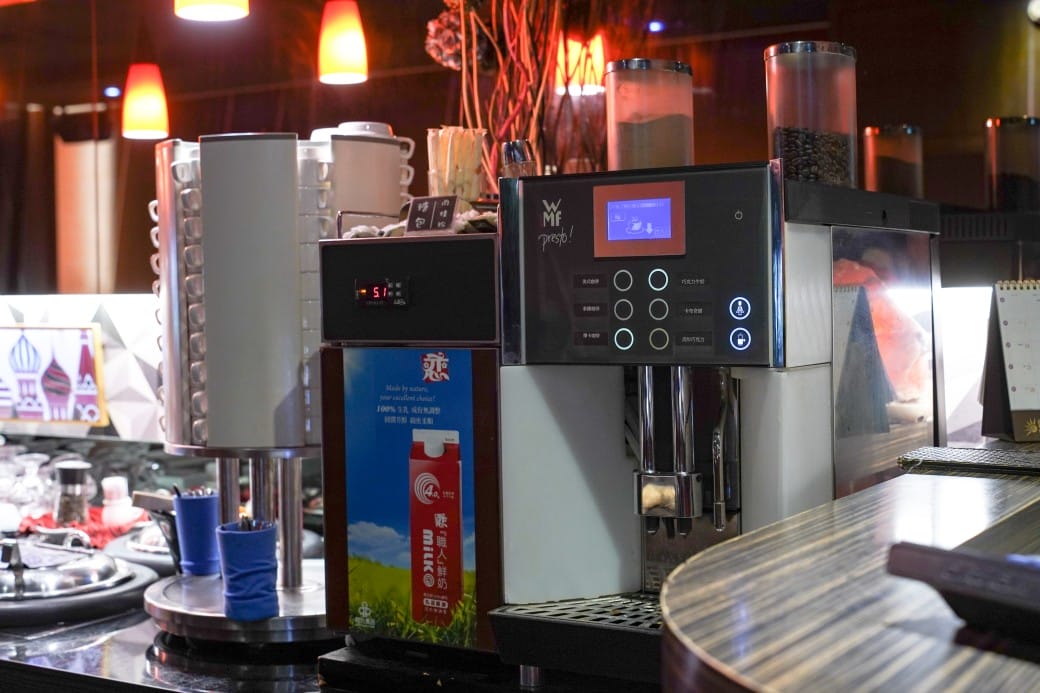 凱薩西餐牛排｜一週只開三天隱藏在二樓的牛排館，還有熱食沙拉冰淇淋吃到飽，外加飲料無限暢飲！