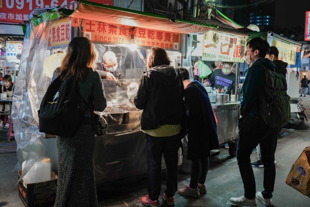 吳家豆乾士林素食辣豆乾專賣鋪｜士林夜市40年必吃滷豆乾小吃，連鏡週刊都去採訪！ @瑪姬幸福過日子