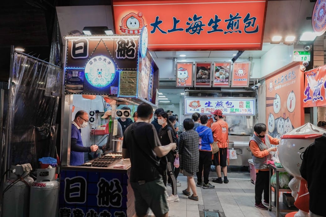士林夜市大上海生煎包，在地人推薦一口咬下大爆肉汁！ @瑪姬幸福過日子