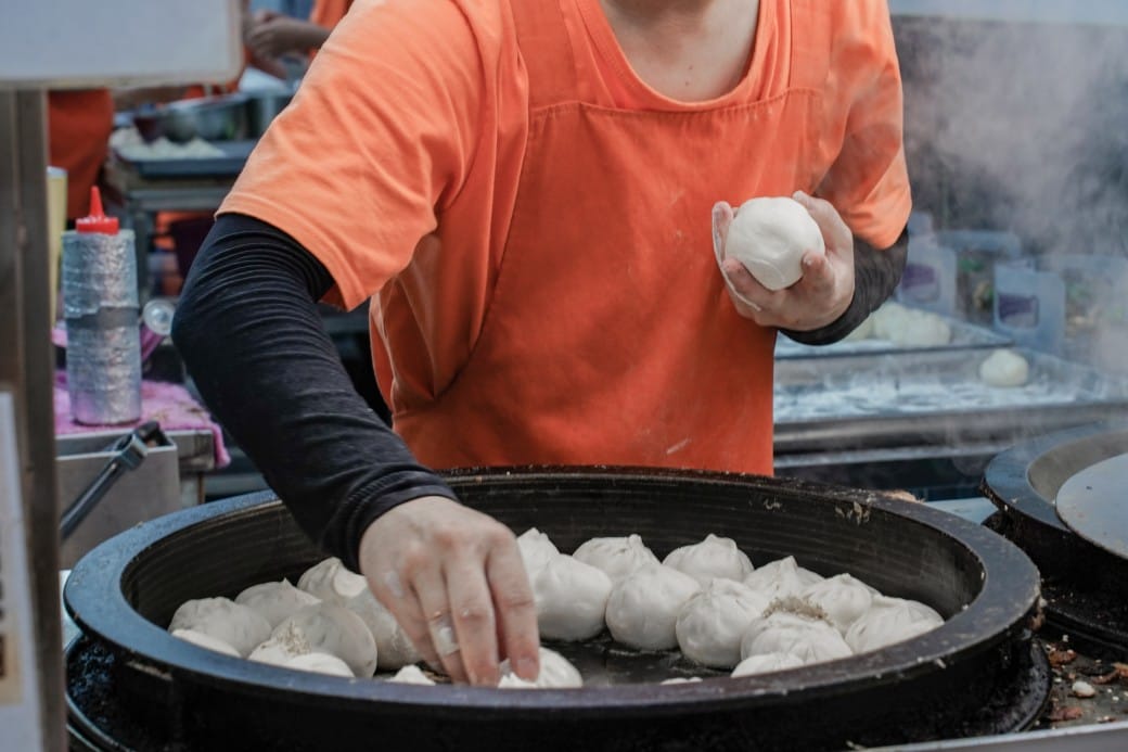 士林夜市大上海生煎包，在地人推薦一口咬下大爆肉汁！ @瑪姬幸福過日子