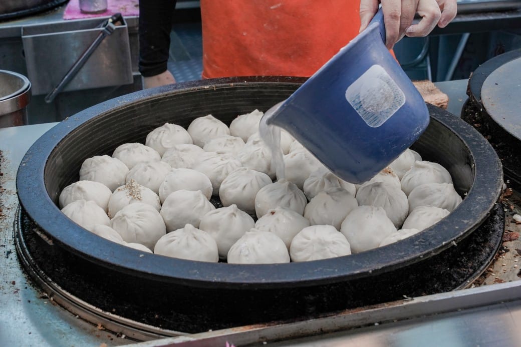 士林夜市大上海生煎包，在地人推薦一口咬下大爆肉汁！
