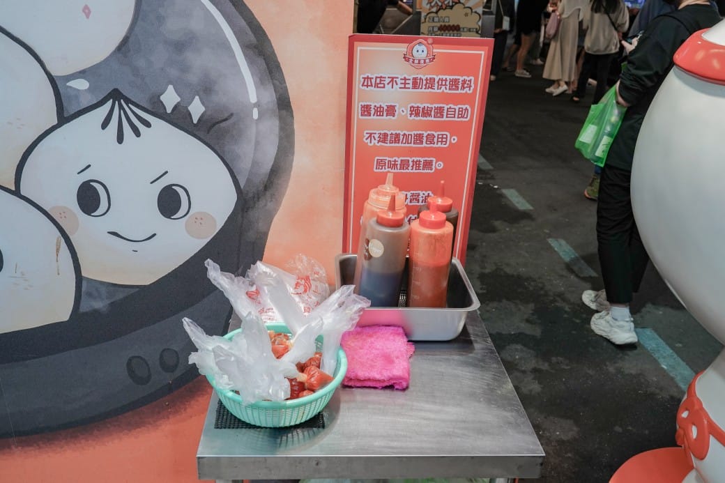 士林夜市大上海生煎包，在地人推薦一口咬下大爆肉汁！