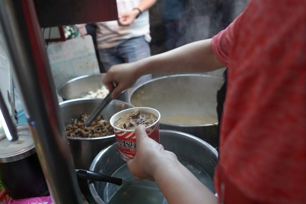 士林夜市士林廟口阿輝麵線，士林夜市米其林麵線，花枝大腸麵線最便宜一碗只要30元，菜單劍潭站美食＠瑪姬幸福過日子 @瑪姬幸福過日子