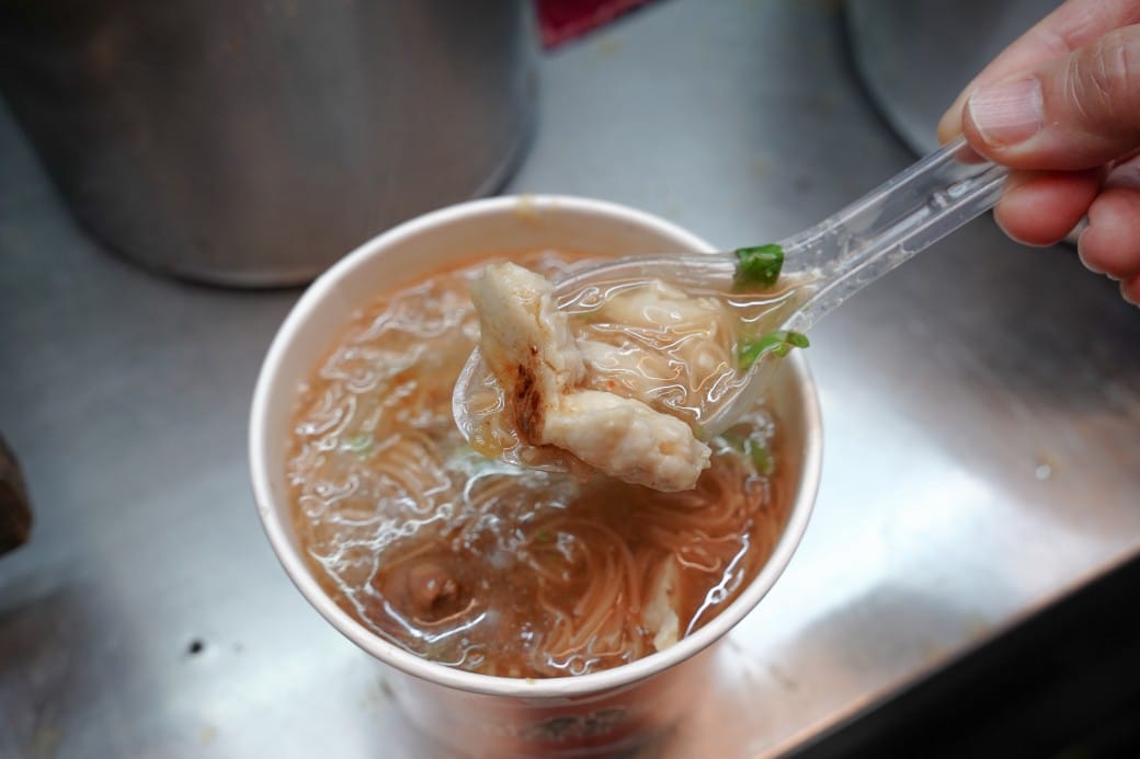 士林夜市士林廟口阿輝麵線，士林夜市米其林麵線，花枝大腸麵線最便宜一碗只要30元，菜單劍潭站美食＠瑪姬幸福過日子