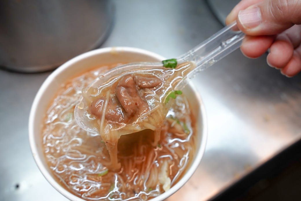 士林夜市士林廟口阿輝麵線，士林夜市米其林麵線，花枝大腸麵線最便宜一碗只要30元，菜單劍潭站美食＠瑪姬幸福過日子