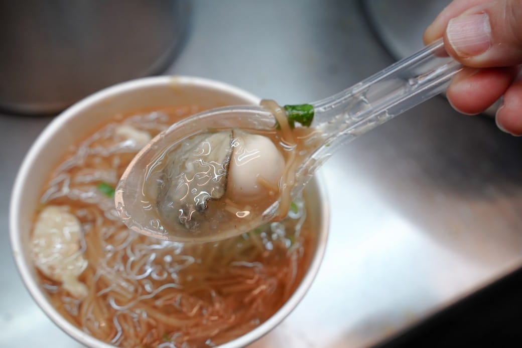 士林夜市士林廟口阿輝麵線，士林夜市米其林麵線，花枝大腸麵線最便宜一碗只要30元，菜單劍潭站美食＠瑪姬幸福過日子