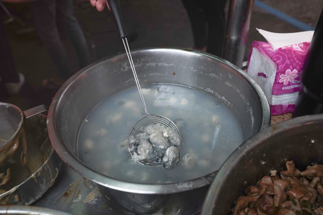 士林夜市士林廟口阿輝麵線,士林夜市米其林麵線,花枝大腸麵線最便宜一碗只要30元,菜單劍潭站美食@瑪姬幸福過日子 - 第16張圖 士林夜市士林廟口阿輝麵線,士林夜市米其林麵線,花枝大腸麵線最便宜一碗只要30元,菜單劍潭站美食@瑪姬幸福過日子