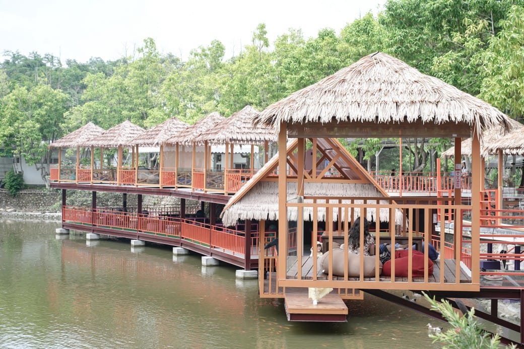 近水樓台湖畔森林咖啡，雲林斗六最新景觀咖啡廳，南洋風秒飛泰國清邁，門票交通菜單