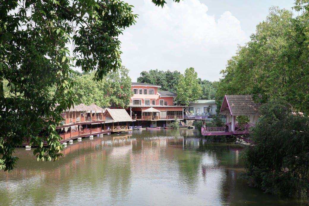 近水樓台湖畔森林咖啡，雲林斗六最新景觀咖啡廳，南洋風秒飛泰國清邁，門票交通菜單