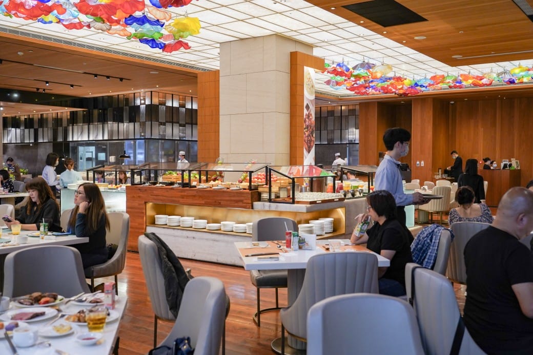 美福大飯店彩匯自助餐廳｜台北飯店自助餐吃到飽推薦，和牛羊排大蝦海鮮，甜點爆炸好吃，頂級buffet百種豐富菜色