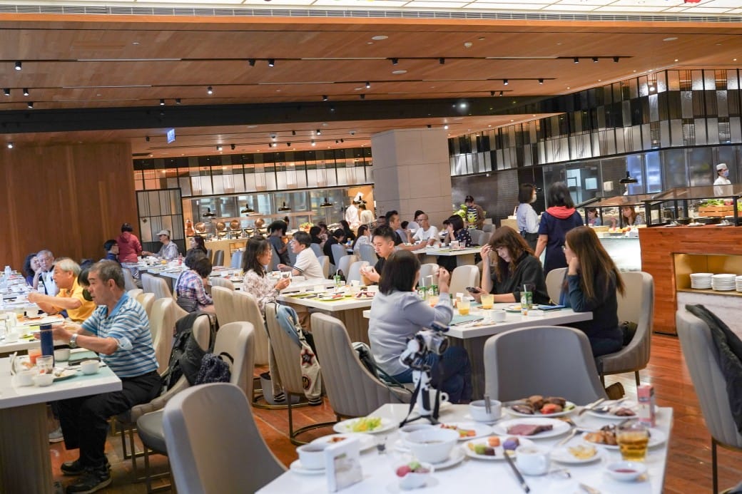 美福大飯店彩匯自助餐廳｜台北飯店自助餐吃到飽推薦，和牛羊排大蝦海鮮，甜點爆炸好吃，頂級buffet百種豐富菜色