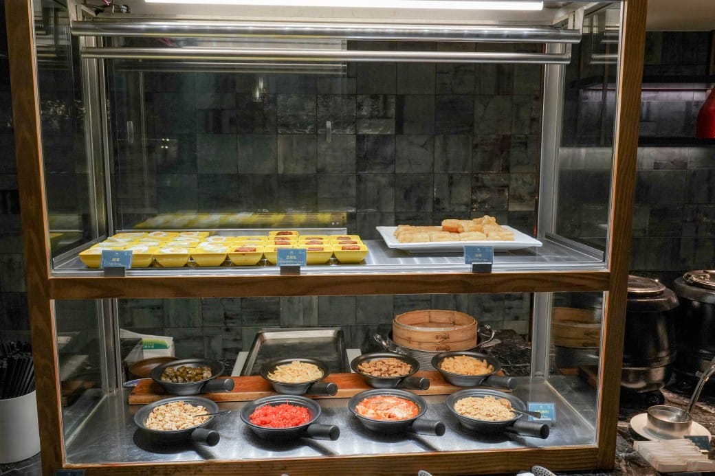 茹曦酒店SUNNY BUFFET自助早餐吃到飽，直接爽吃3.5小時，中式，日式，西式，現煎歐姆蛋通通都有！