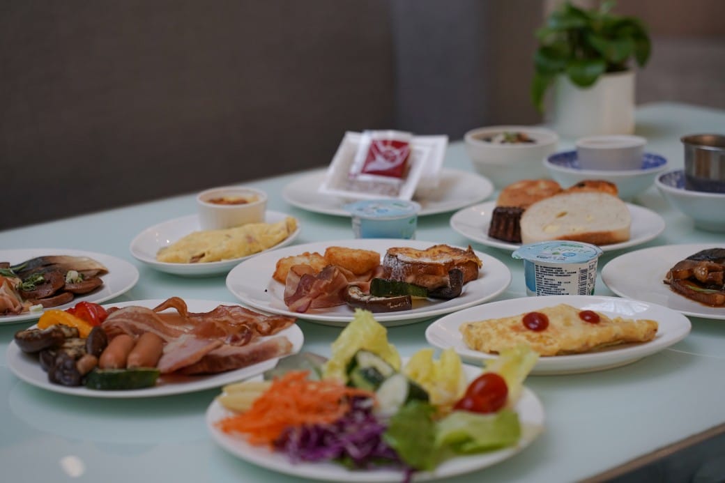 茹曦酒店SUNNY BUFFET自助早餐吃到飽，直接爽吃3.5小時，中式，日式，西式，現煎歐姆蛋通通都有！