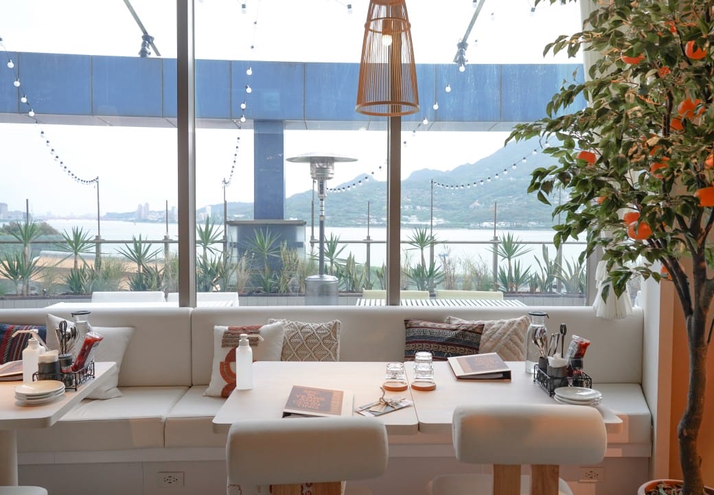 淡水美食｜貳樓淡水店，異國度假飯店氛圍，戶外大露台欣賞絕美夕陽海景，淡水最美一日遊約會景觀餐廳！