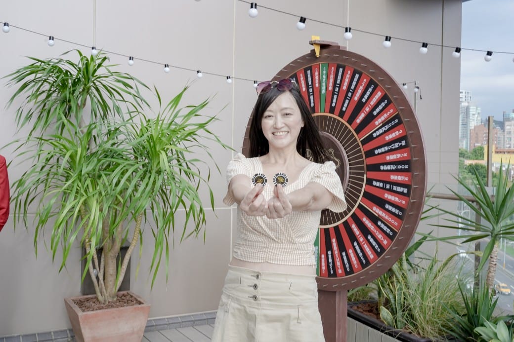 淡水美食｜貳樓淡水店，異國度假飯店氛圍，戶外大露台欣賞絕美夕陽海景，淡水最美一日遊約會景觀餐廳！