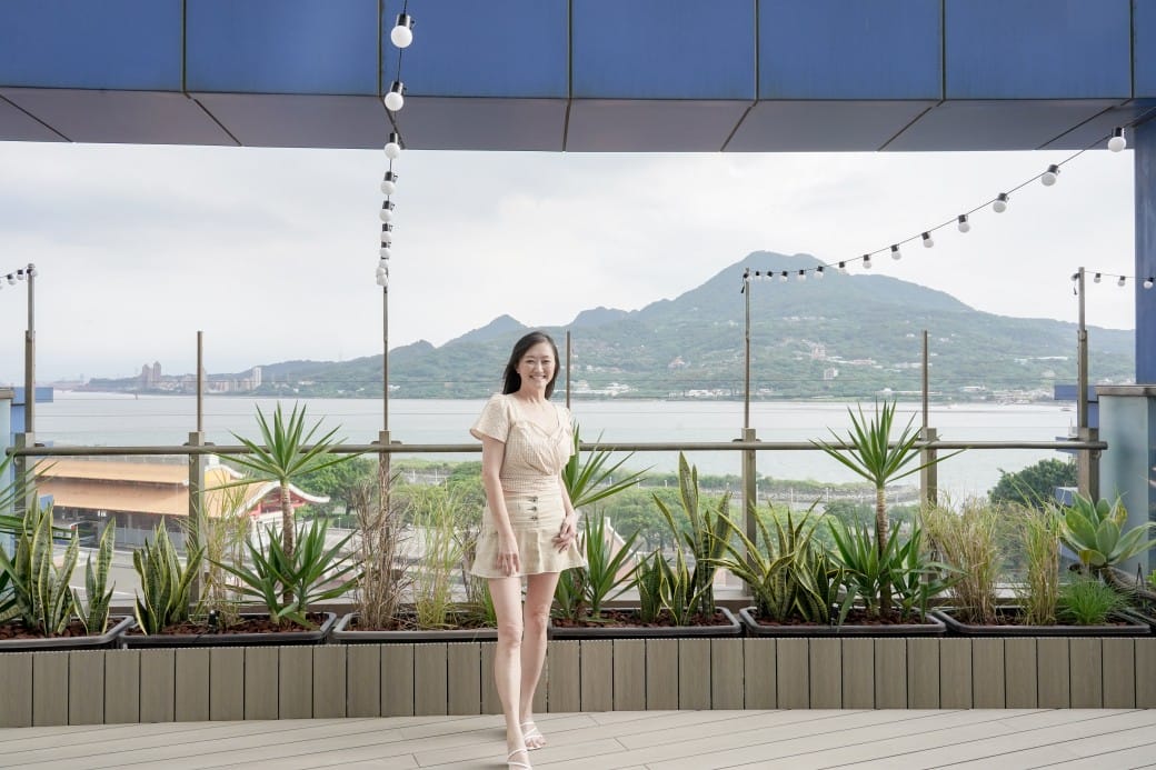 淡水美食｜貳樓淡水店，異國度假飯店氛圍，戶外大露台欣賞絕美夕陽海景，淡水最美一日遊約會景觀餐廳！