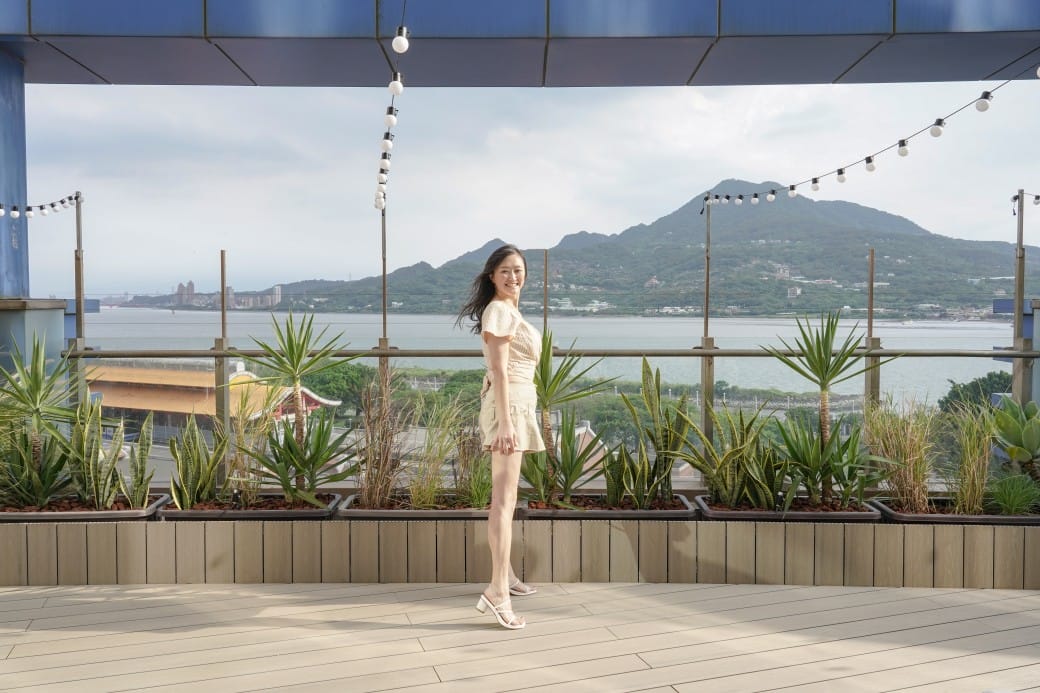 淡水美食｜貳樓淡水店，異國度假飯店氛圍，戶外大露台欣賞絕美夕陽海景，淡水最美一日遊約會景觀餐廳！