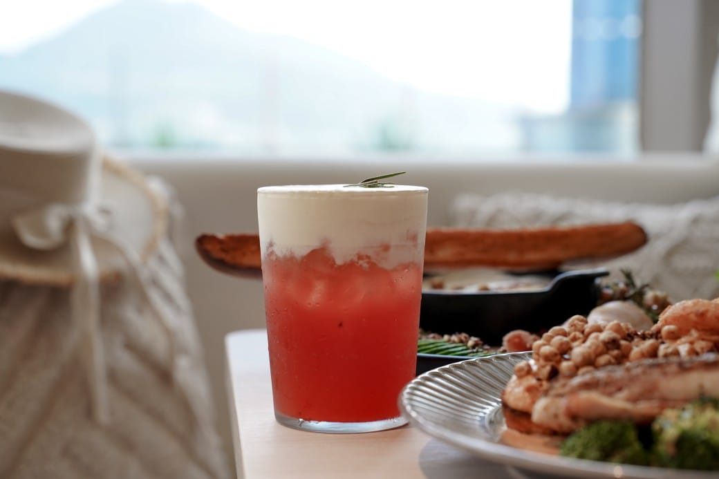 淡水美食｜貳樓淡水店，異國度假飯店氛圍，戶外大露台欣賞絕美夕陽海景，淡水最美一日遊約會景觀餐廳！