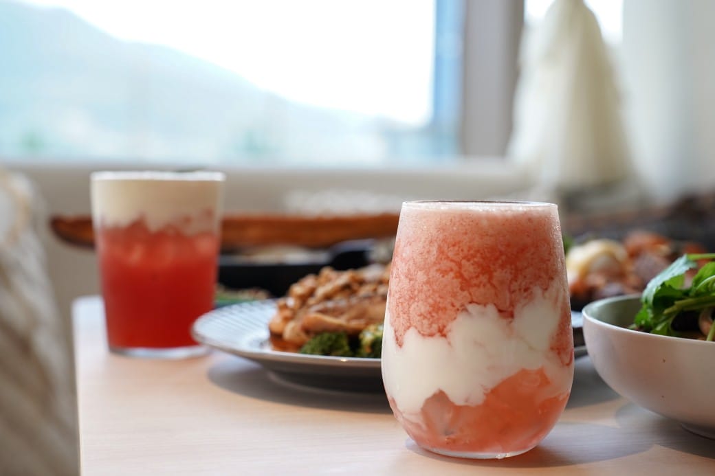 淡水美食｜貳樓淡水店，異國度假飯店氛圍，戶外大露台欣賞絕美夕陽海景，淡水最美一日遊約會景觀餐廳！