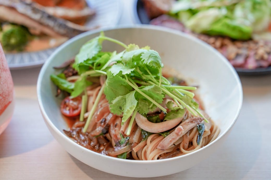 淡水美食｜貳樓淡水店，異國度假飯店氛圍，戶外大露台欣賞絕美夕陽海景，淡水最美一日遊約會景觀餐廳！