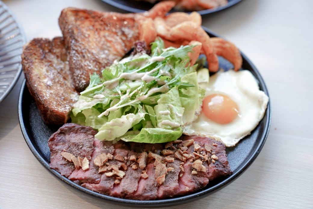 淡水美食｜貳樓淡水店，異國度假飯店氛圍，戶外大露台欣賞絕美夕陽海景，淡水最美一日遊約會景觀餐廳！