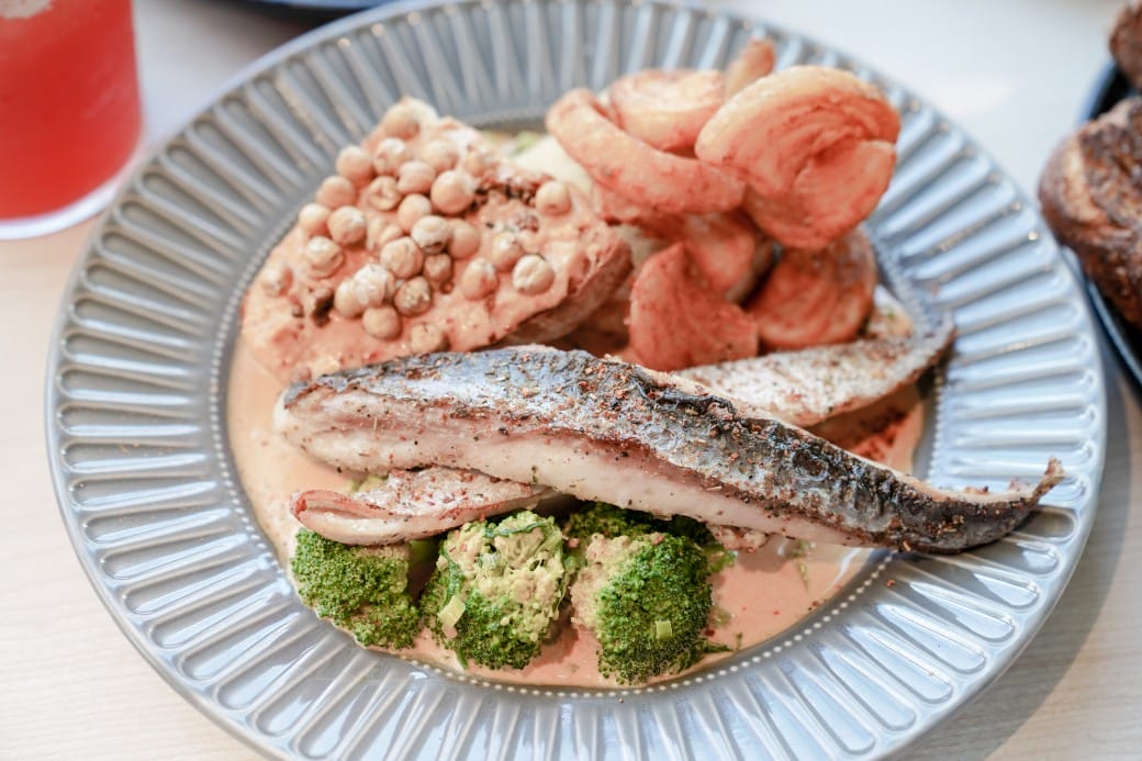 淡水美食｜貳樓淡水店，異國度假飯店氛圍，戶外大露台欣賞絕美夕陽海景，淡水最美一日遊約會景觀餐廳！