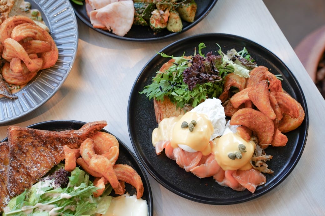 淡水美食｜貳樓淡水店，異國度假飯店氛圍，戶外大露台欣賞絕美夕陽海景，淡水最美一日遊約會景觀餐廳！