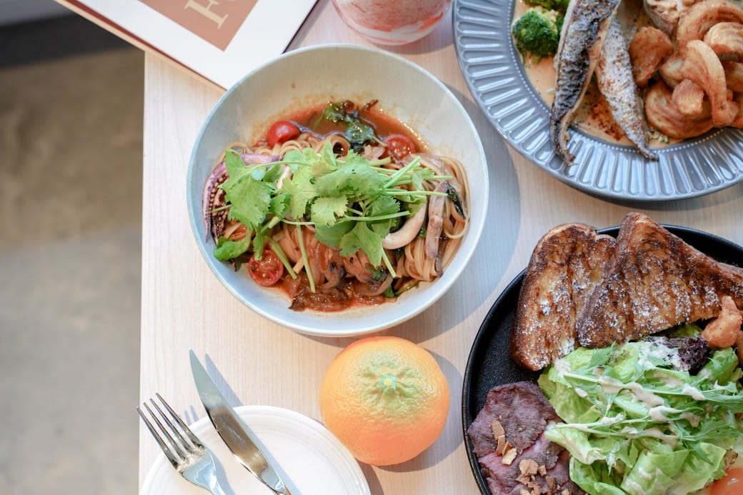 淡水美食｜貳樓淡水店，異國度假飯店氛圍，戶外大露台欣賞絕美夕陽海景，淡水最美一日遊約會景觀餐廳！