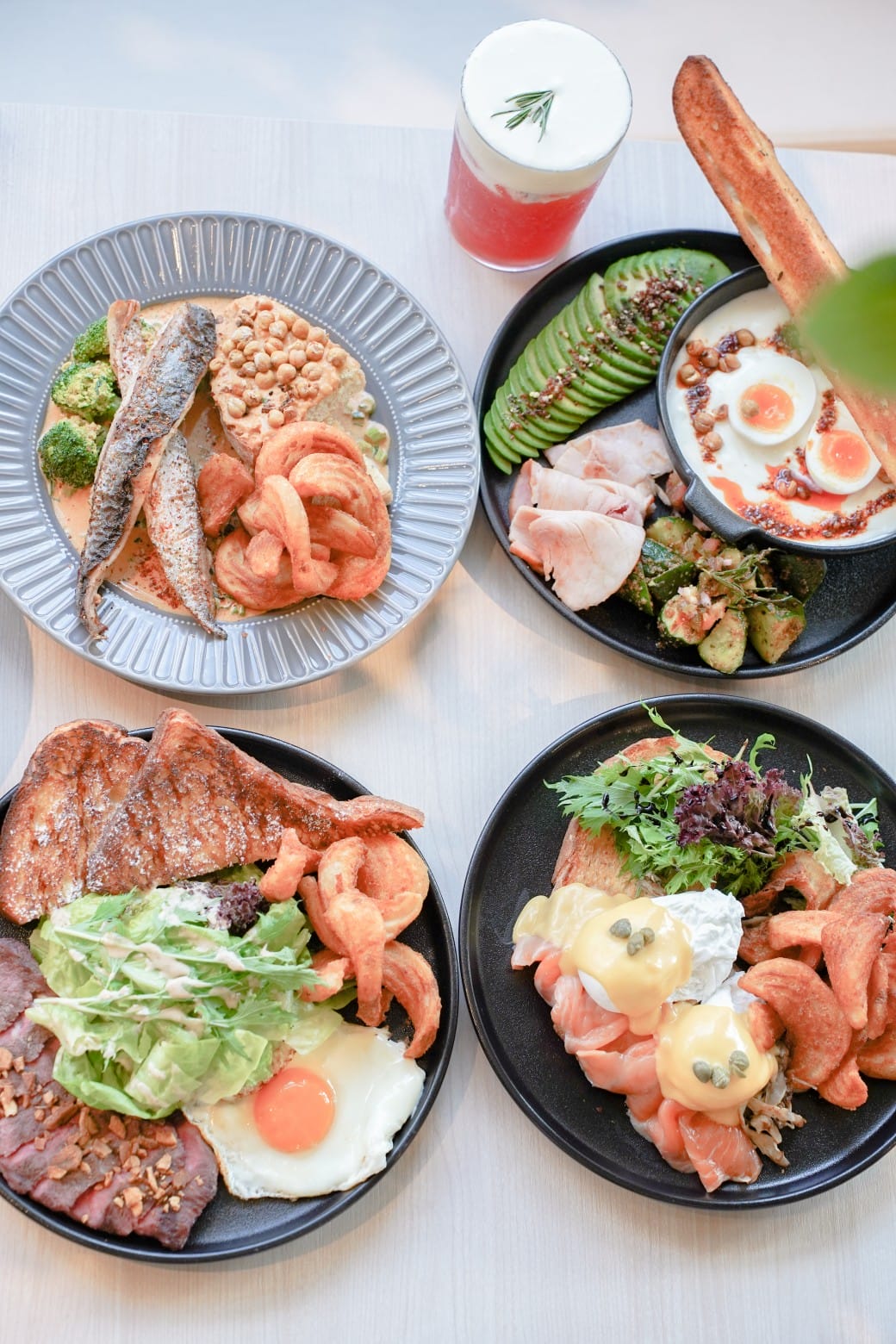 淡水美食｜貳樓淡水店，異國度假飯店氛圍，戶外大露台欣賞絕美夕陽海景，淡水最美一日遊約會景觀餐廳！