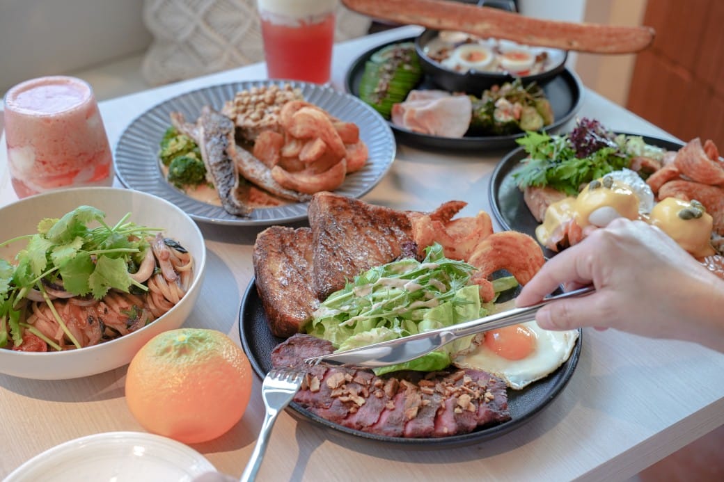 淡水美食｜貳樓淡水店，異國度假飯店氛圍，戶外大露台欣賞絕美夕陽海景，淡水最美一日遊約會景觀餐廳！