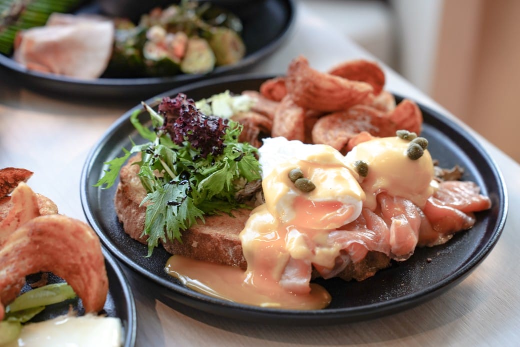 淡水美食｜貳樓淡水店，異國度假飯店氛圍，戶外大露台欣賞絕美夕陽海景，淡水最美一日遊約會景觀餐廳！