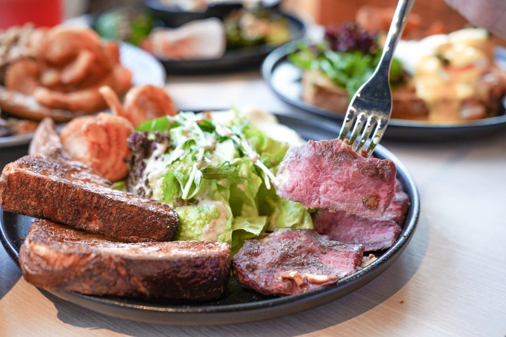 淡水美食｜貳樓淡水店，異國度假飯店氛圍，戶外大露台欣賞絕美夕陽海景，淡水最美一日遊約會景觀餐廳！