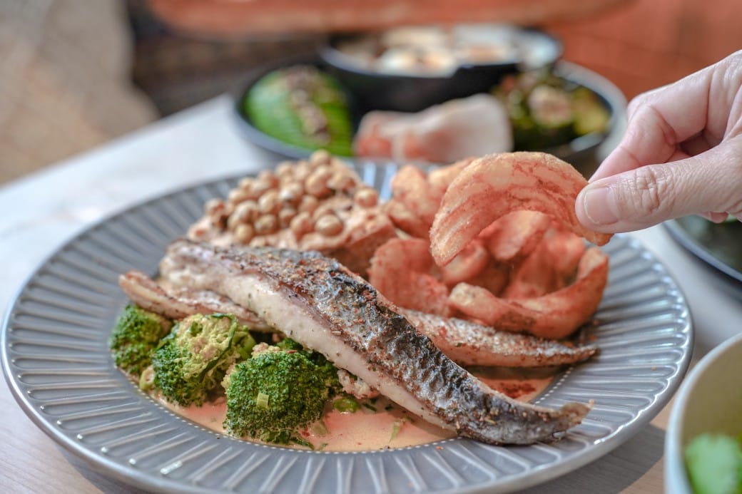 淡水美食｜貳樓淡水店，異國度假飯店氛圍，戶外大露台欣賞絕美夕陽海景，淡水最美一日遊約會景觀餐廳！