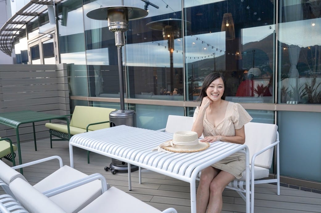 淡水美食｜貳樓淡水店，異國度假飯店氛圍，戶外大露台欣賞絕美夕陽海景，淡水最美一日遊約會景觀餐廳！