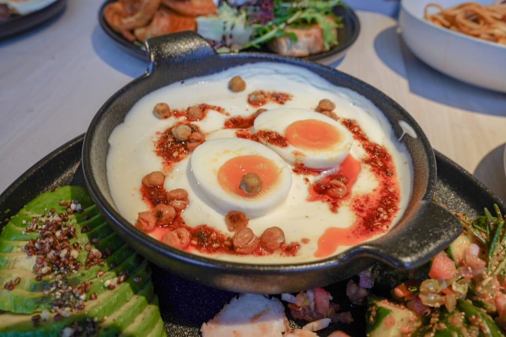 淡水美食｜貳樓淡水店，異國度假飯店氛圍，戶外大露台欣賞絕美夕陽海景，淡水最美一日遊約會景觀餐廳！